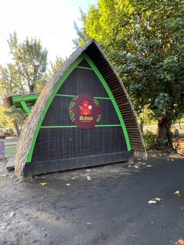 a doghouse with a sign on the side of it at La maison près du Phare in Mahina