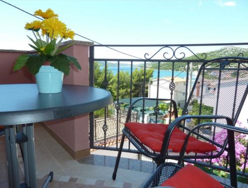 Apartments Nena with sea view - max 4 persons