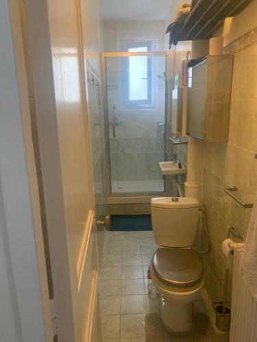 une salle de bain avec toilettes et douche dans l'établissement Paris, à Aubervilliers