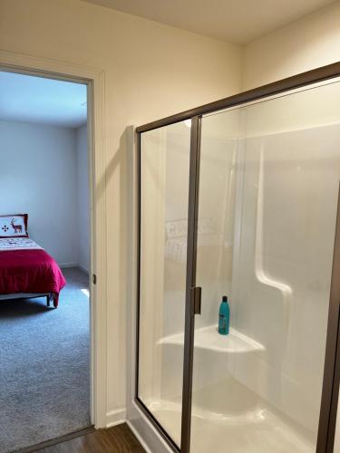 een glazen douche in een slaapkamer met een bed bij Peaceful room in new house in Raleigh Downtown Area in Raleigh