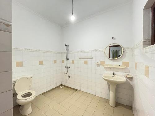 a bathroom with a toilet and a sink at The Green Savanna Holiday Bungalow Nuwara Eliya in Nuwara Eliya
