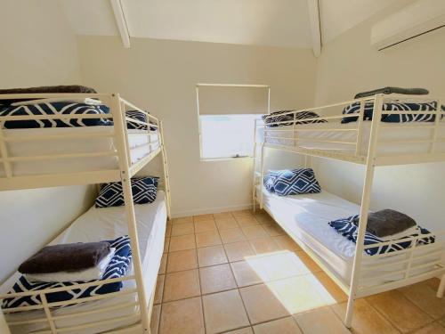 Katil atau katil-katil dalam bilik di Osprey Holiday Village Unit 105