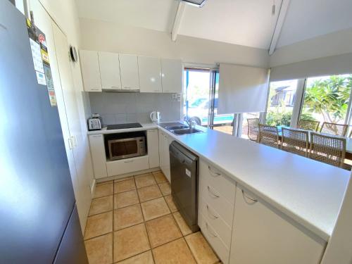 Dapur atau dapur kecil di Osprey Holiday Village Unit 105