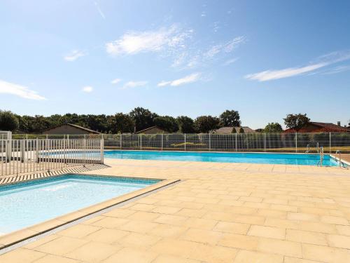 une grande piscine entourée d'une clôture. dans l'établissement Villa in Les Forges with Golf & Pool Access, à Les Forges