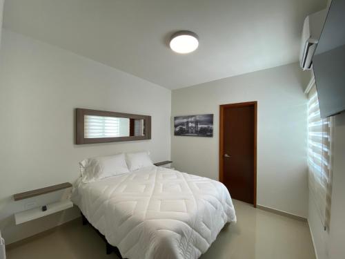a bedroom with a white bed and a window at Habitación 1, en Casa Gabriela in La Paz