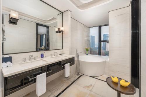 voco - Hangzhou Binjiang Minghao by IHGにあるバスルーム
