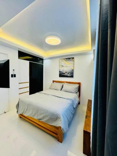 a bedroom with a bed in a room at La Prima - The Perfect Urban Oasis in Santa Rosa