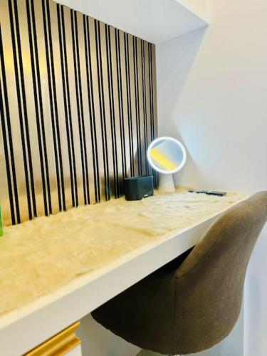 a desk with a chair and a mirror on it at La Prima - The Perfect Urban Oasis in Santa Rosa