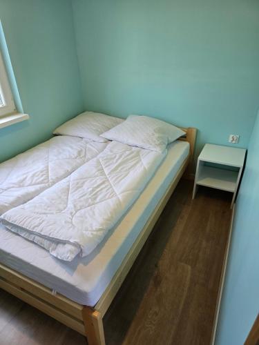Postel nebo postele na pokoji v ubytování DOMKI#ENERGY Zator