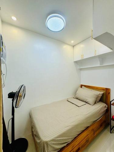 a bedroom with a bed in a room with a fan at La Prima - The Perfect Urban Oasis in Santa Rosa