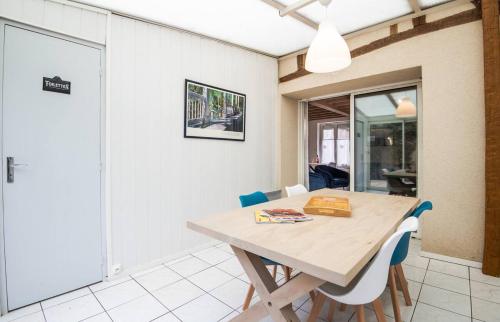 une salle à manger avec une table et des chaises en bois dans l'établissement Malebranche - Maison en hypercentre avec cour, à Amboise