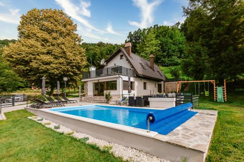Holiday House Zrinski with Pool, Sauna & Jacuzzi