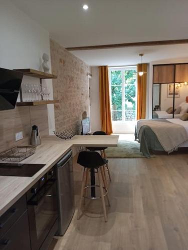 - une cuisine et un salon avec un lit dans une chambre dans l'établissement Cité de la Gastronomie, à Dijon