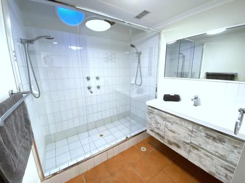 un baño con ducha y lavabo en Osprey Holiday Village Unit 112, en Exmouth