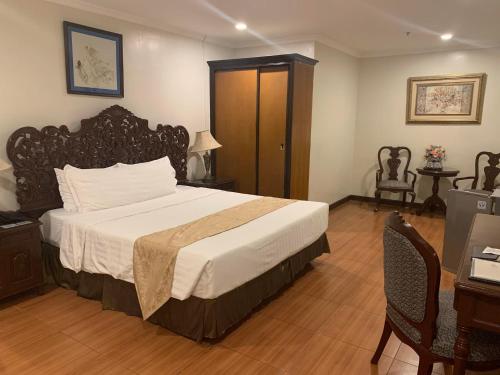 Postel nebo postele na pokoji v ubytování Crown Royale Hotel