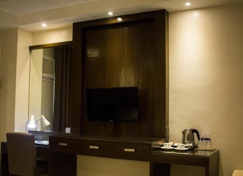 Kuchyň nebo kuchyňský kout v ubytování Crown Royale Hotel