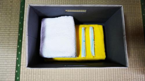 a box filled with different types of towels at 富士山を眺められる宿 ゲストハウス花水木 in Nishikatsuracho