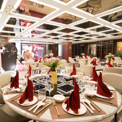 Restoran atau tempat lain untuk makan di Cửa Đông Luxury Hotel