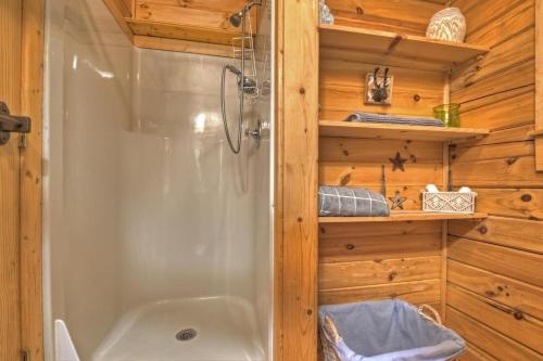 Ένα μπάνιο στο Cozy Creekside Cabin
