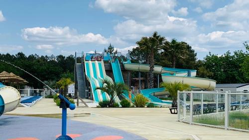 Bazén v ubytování MH T003 3 chambres 38m2 année juin 2021 Clim TV lave vaisselle dans camping 4 étoiles nebo v jeho okolí