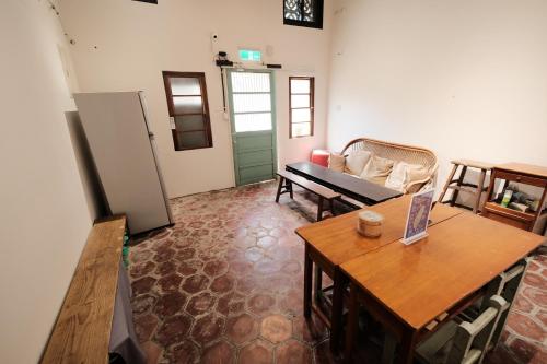 una sala de estar con una mesa y un sofá en 小艾背包客棧 Small Eye Backpacker, en Lukang