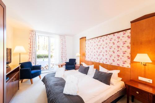 Giường trong phòng chung tại Bel Air Strandhotel Glowe