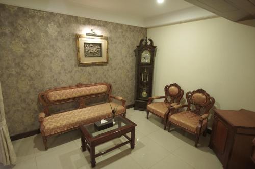 Ruang duduk di Maurya Rajadhani