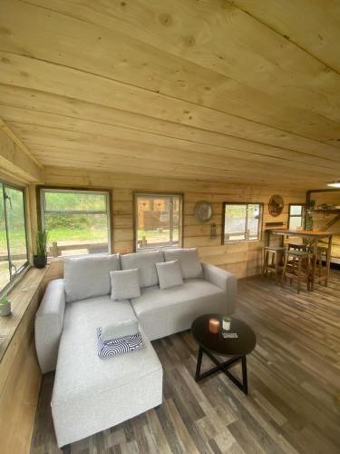 un salon avec un canapé et une table dans l'établissement Les Pichies La tanière du pêcheur, à Saint-Léger-sur-Vouzance