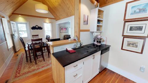 Kuchyň nebo kuchyňský kout v ubytování Northside Hideaway Exquisite1-Bedroom House, Quiet Street