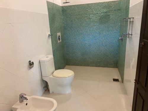 a bathroom with a toilet and a sink at Villa Ocean's Edge in Ranna
