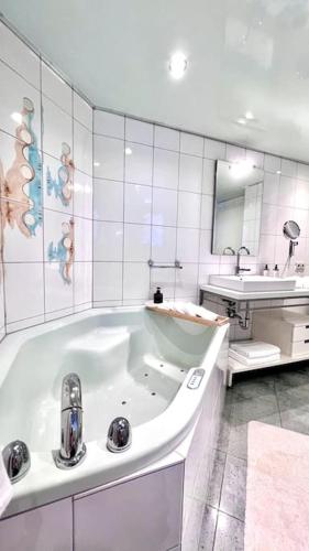 Foto 90qm Designerwohnung mit Küche und Jacuzzi in DO-City 3