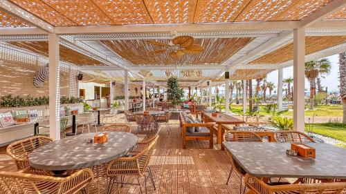 A restaurant or other place to eat at Ayvalık Sea Resort