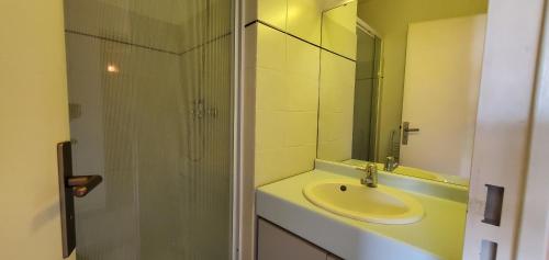 une salle de bain avec un lavabo et une douche dans l'établissement ROSA BAIA Rare 110m2 , 3 chambres, Vue mer, 6 pers, à Fréjus