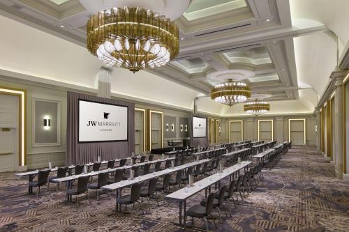 einen Konferenzraum mit Tischen und Kronleuchtern in der Unterkunft JW Marriott Chicago in Chicago