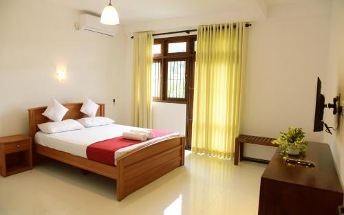 Postel nebo postele na pokoji v ubytování Kandy Lakeside Escape