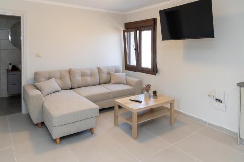 a living room with a couch and a table at Το Σπίτι της Γιαγιάς 2 (Grandma's House 2) in Kondopoúlion
