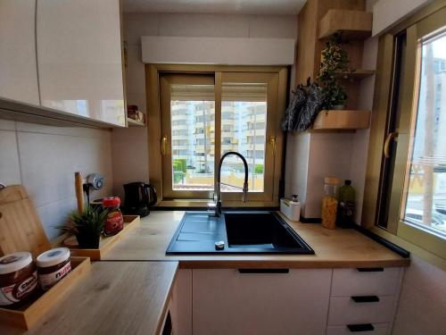 Kuchyňa alebo kuchynka v ubytovaní Apartamento PARADISE Solo Familias