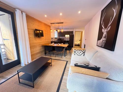 un salon avec un canapé et une table dans l'établissement Jardin Alpin Benoîte, à La Salle Les Alpes