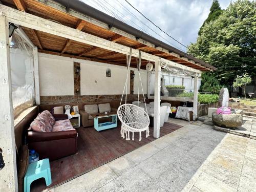 Lea Hause with swimming pool in Vitosha montain and free parkingにあるバルコニーまたはテラス