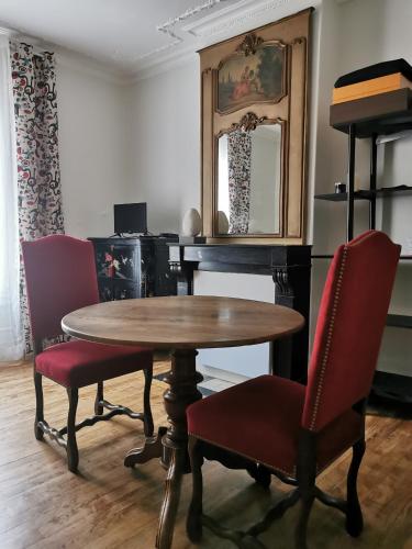 une salle à manger avec une table et deux chaises dans l'établissement Appartement 35 m2 Paris Malakoff, à Malakoff