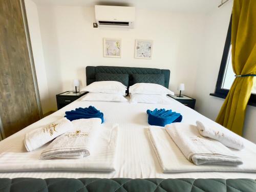 En eller flere senge i et værelse på The White Pearl Boutique Villa