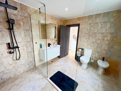 Et badeværelse på The White Pearl Boutique Villa