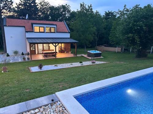 Bazén v ubytování Villa BeleVita odmor u prirodi sa grijanim bazenom nebo v jeho okolí