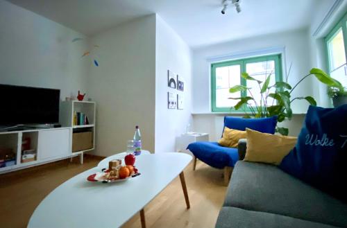 a living room with a white table and a couch at Krahnberghaus Gotha - Ferien mitten in Deutschland in Gotha