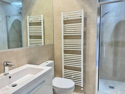 une salle de bain avec toilettes, lavabo et douche dans l'établissement 242 Cannes La Croisette - Studio au calme coté jardin, à Cannes