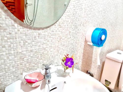 ein Badezimmer mit Waschbecken mit Spiegel und Toilette in der Unterkunft รรินธารา รีสอร์ท in Ban Bang Khan