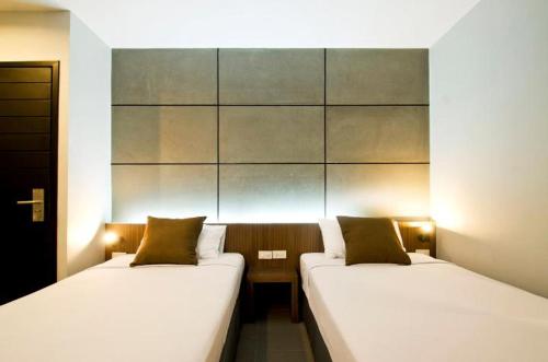 two beds in a room with at DI Place in Bangkok