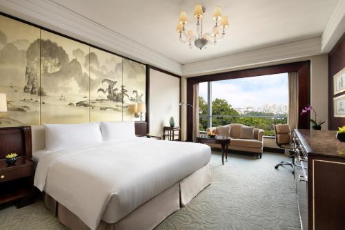 Ένα ή περισσότερα κρεβάτια σε δωμάτιο στο Shangri-La Guilin
