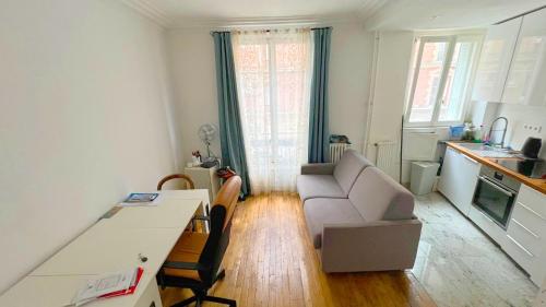 un salon avec un canapé et une table dans l'établissement Chambre privée proche Accord Arena et avec metro 20 min de la Tour Eiffel, à Paris