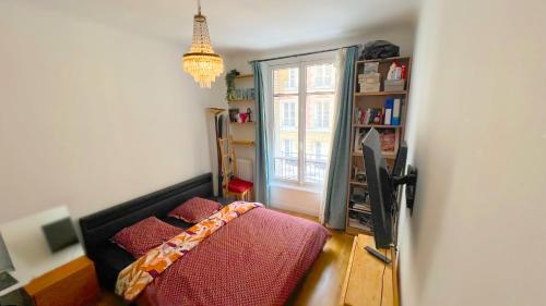 ein kleines Schlafzimmer mit einem Bett und einem Fenster in der Unterkunft Chambre privée proche Accord Arena et avec metro 20 min de la Tour Eiffel in Paris